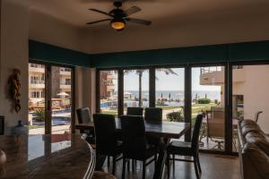ein Esszimmer mit einem Deckenventilator sowie einem Tisch und Stühlen in der Unterkunft Playa Grande Condominium in El Coco