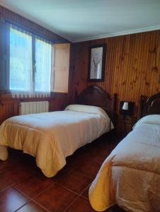 カンガス・デ・オニスにあるEl Asturianuのウッドパネルのドミトリールーム ベッド2台