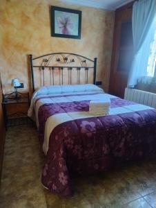 カンガス・デ・オニスにあるEl Asturianuの部屋の中に大きなベッドがある寝室