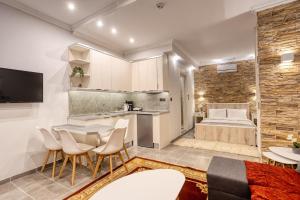 トリカラにあるWhite Houseの部屋にテーブルと椅子のあるキッチン