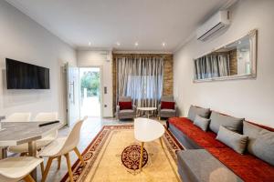 トリカラにあるWhite Houseのソファとテーブルのあるリビングルーム