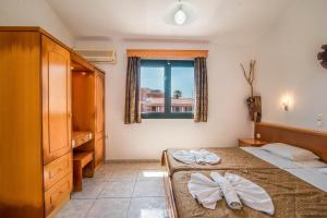 une chambre avec deux lits et une fenêtre dans l'établissement Mirage Arillas Studio Type A7, à Arillas