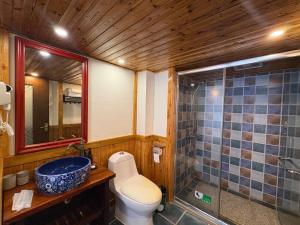 Koupelna v ubytování Serene Vale Inn-Free pick up train station stay two nights + 46 fotografií