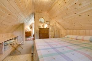 une chambre avec un grand lit dans une pièce en bois dans l'établissement Rustic-Chic Cottage with Yard and Grill - Near Hiking!, à Northfield