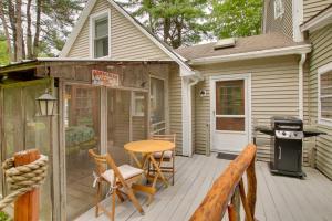 une terrasse avec une table, des chaises et une cuisinière dans l'établissement Rustic-Chic Cottage with Yard and Grill - Near Hiking!, à Northfield 23 autres photos