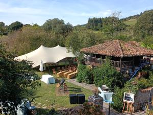 une vue aérienne d'une maison avec une tente dans la cour dans l'établissement apartamentos y habitaciones Quinta La Espadaña apartamentos y habitaciones Quinta la Espadaña, à Bedriñana