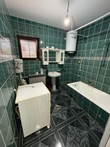 Ванна кімната в Smeštaj Kula +5 фото