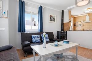a living room with a table and a couch at Apartamento Goya in Conil de la Frontera