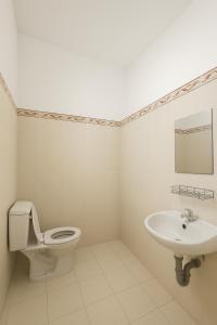 un baño con inodoro y lavabo en CKC Motel - Near Can Tho City Center, en Can Tho