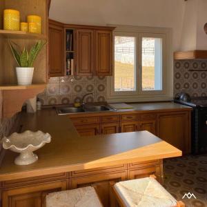 a kitchen with wooden cabinets and a counter top at Casa Nova in Dare