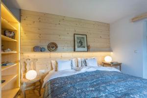 シェーナウ・アム・ケーニッヒスゼーにあるHaus Alpenveilchen - Appartement 3の木製の壁とベッドのある寝室