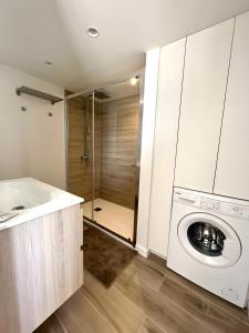 une salle de bains avec lave-linge et lavabo dans l'établissement Moderno Apartamento, à Tegueste