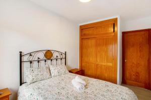 1 dormitorio con 1 cama y puerta de madera en Bellavista, en Puerto Rico de Gran Canaria 12 fotos más