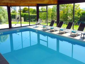 einen großen Pool mit Liegestühlen in der Unterkunft Villa Armoréa in Sibiril