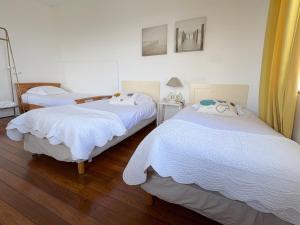 1 Schlafzimmer mit 2 Betten und weißen Decken in der Unterkunft Villa Armoréa in Sibiril + 40 Fotos