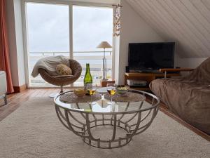 ein Wohnzimmer mit einem Couchtisch und einem großen Fenster in der Unterkunft Villa Armoréa in Sibiril