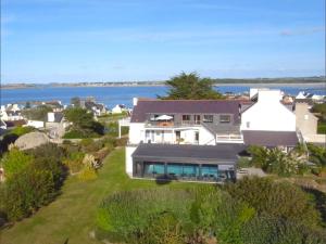 eine Luftaufnahme eines Hauses mit dem Meer im Hintergrund in der Unterkunft Villa Armoréa in Sibiril