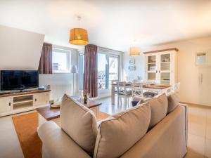 ein Wohnzimmer mit Couch und ein Esszimmer in der Unterkunft Aan Zee in Galopen