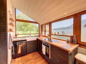 cocina con fregadero y ventana grande en T4 cosy et écologie lac et montagne, en Tresserves