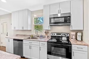 O bucătărie sau chicinetă la Cozy Coastal Cottage