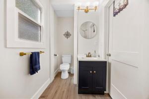 O baie la Cozy Coastal Cottage +30 fotografii