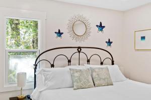 Un pat sau paturi într-o cameră la Cozy Coastal Cottage