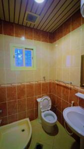 Ένα μπάνιο στο منتجع سيتي لاند فله رقم 1