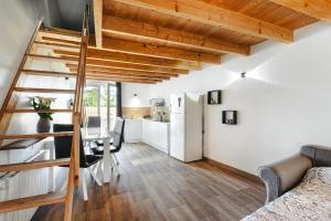 cocina y comedor con escalera y sala de estar en Appartement entre campagne et océan, en Breuil-Magné