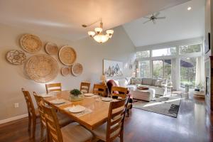 une salle à manger et un salon avec une table et des chaises dans l'établissement Eagle Crest Retreat Creekside Townhome with Hot Tub, à Redmond