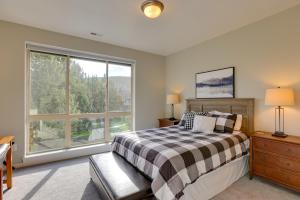 une chambre avec un lit et une grande fenêtre dans l'établissement Eagle Crest Retreat Creekside Townhome with Hot Tub, à Redmond 29 autres photos