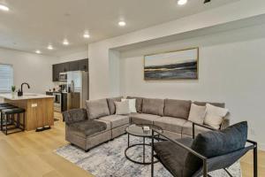 Posezení v ubytování 3 Min to DT - 2 Car Garage - Lux Townhome - King Bed