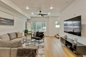 TV a/nebo společenská místnost v ubytování 3 Min to DT - 2 Car Garage - Lux Townhome - King Bed