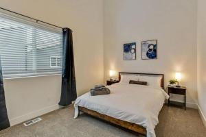 Postel nebo postele na pokoji v ubytování 3 Min to DT - 2 Car Garage - Lux Townhome - King Bed