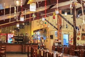 a restaurant with a person standing at the bar at Hotel Fazenda Campo dos Sonhos in Socorro