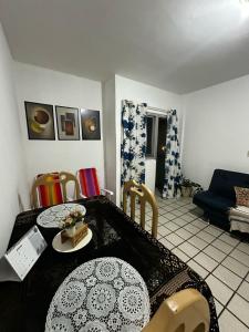 ein Wohnzimmer mit Tisch und Stühlen in der Unterkunft Janga Paulista-Pe in Paulista