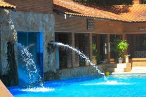 a water fountain in a pool in front of a house at Hotel Fazenda Campo dos Sonhos in Socorro +95 photos