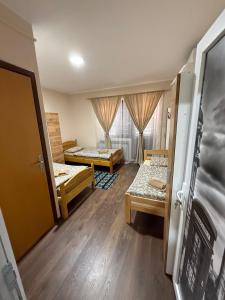 Ένα ή περισσότερα κρεβάτια σε δωμάτιο στο Smeštaj Kula +6 φωτογραφίες