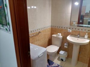 een badkamer met toilet en wastafel bij Vivienda vistas bonitas in Calera +1 foto