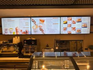 a fast food restaurant with menus on the wall at La Résidence Panamá in Panama City