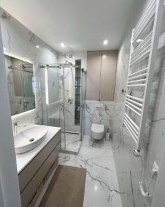 een badkamer met wastafel, douche en toilet bij ROYAL SAVOY lUXURY CAMP in Wadi Rum +34 foto's