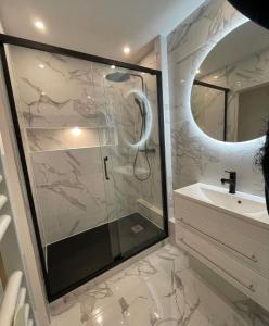 een badkamer met douche en wastafel bij ROYAL SAVOY lUXURY CAMP in Wadi Rum