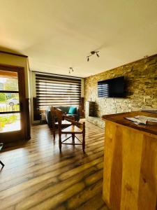 una sala de estar con un sofá y una mesa en Casa, en Punta Arenas