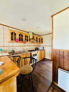 Una cocina con gabinetes de madera y una mesa y sillas. en Casa, en Punta Arenas 3 fotos más