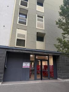 Το κτήριο όπου στεγάζεται  το διαμέρισμα