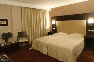 Een bed of bedden in een kamer bij Alassia Hotel