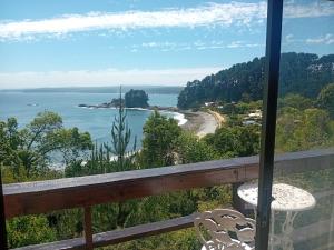 ein Blick auf das Meer vom Balkon in der Unterkunft Alojha Coliumo Dichato in Coliumo