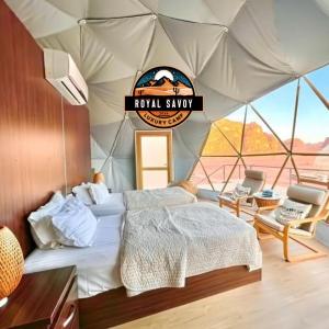 een kamer met een bed in een tent bij ROYAL SAVOY lUXURY CAMP in Wadi Rum