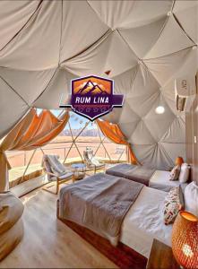 una habitación con una cama y un cartel en una tienda de campaña en RUM LINA lUXURY CAMP, en Wadi Rum
