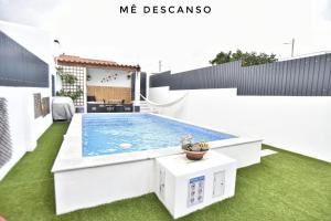 a swimming pool on a backyard with green grass at O mê descanso in Vimieiro