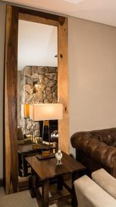 un salon avec un canapé en cuir et une table dans l'établissement Pueblo Nativo Resort Golf & Spa All Inclusive, à La Cumbre